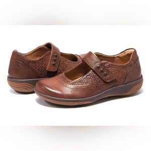 Halsa Footwear Brown Textured Flats with Strap